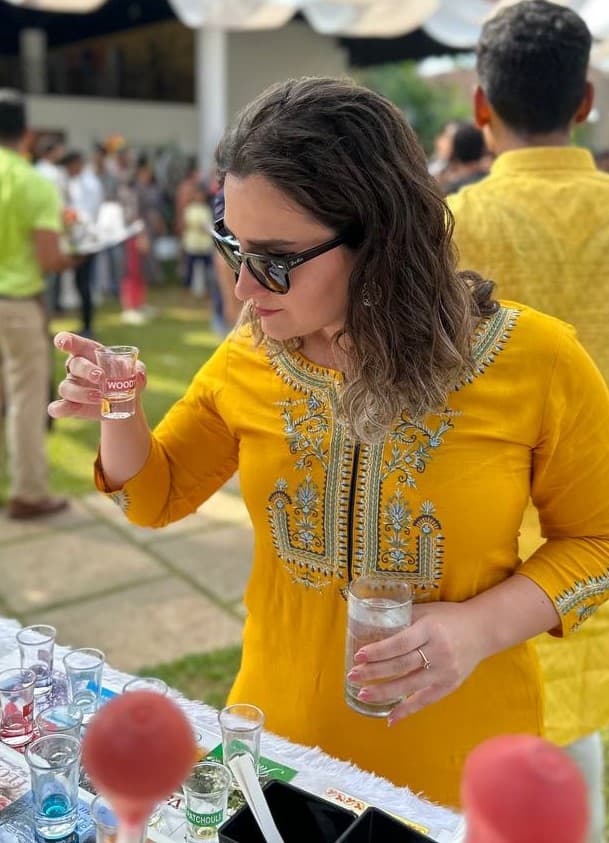 Smell Separate notes = base & top notes